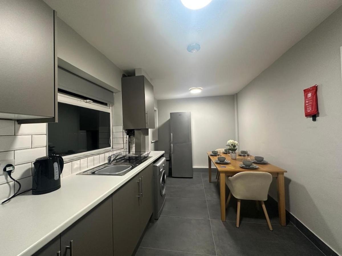 Holiday home Contractorsgroupsspaciousdiscountswifiparking